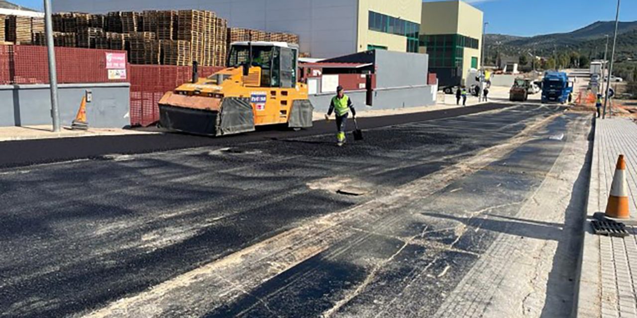 Más de 17.000 metros cuadrados de superficie se están asfaltando en el polígono industrial tras finalizar la instalación del colector