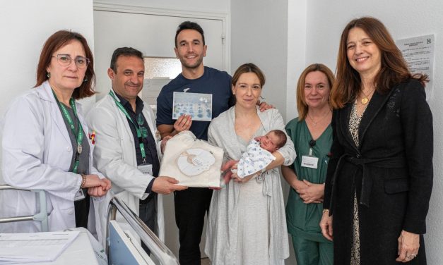 Los hospitales de Jaén obsequian a las ocho madres de los nacidos el Día de Andalucía