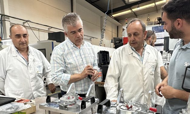 El alcalde visita la empresa Ofitemar para poner en valor el tejido industrial local