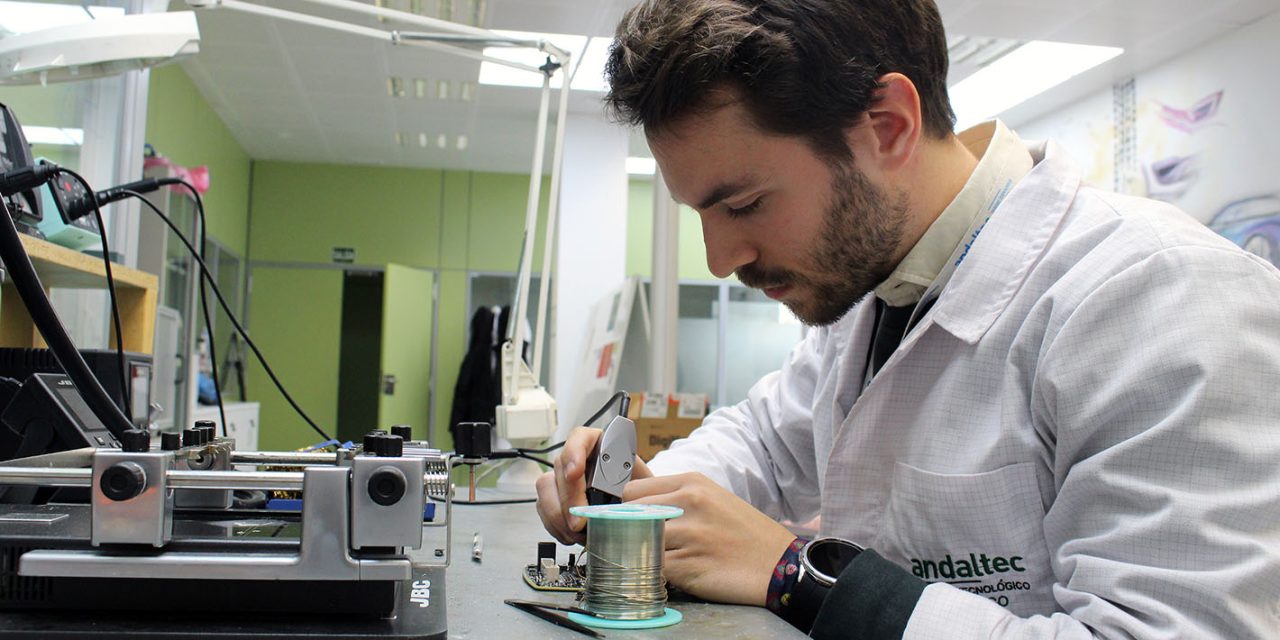 Andaltec potencia su Área de Electrónica con nuevo laboratorio y nuevo equipo
